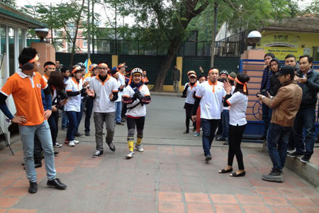 CBNV FPT Telecom chào đón đoàn roadshow tại sân 48 Vạn Bảo. Ảnh: Công Sáng.