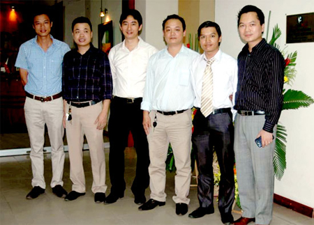 Đặng Thái Vinh (thứ 2 từ phải sang) cùng một số CEO trẻ chúc mừng khai trương Eco Plus.