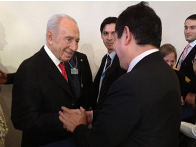 Gặp Tổng thống Israel Simon Peres. Ảnh: Uwe.