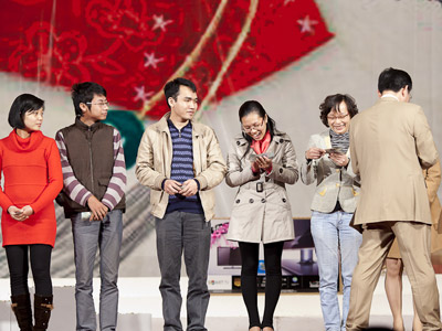 Anh Bảo trao giải Lucky Draw tại lễ Tổng kết FPT IS 2011. Ảnh: Anh Tú.