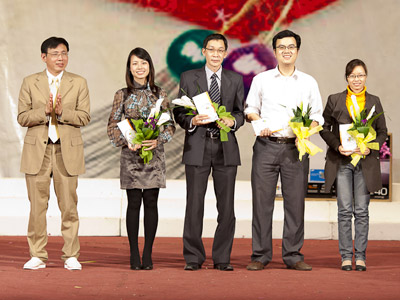 Chủ tịch FPT IS Đỗ Cao Bảo khen thưởng tập thể và cá nhân xuất sắc tại Lễ tổng kết năm 2011. Ảnh: Anh Tú.