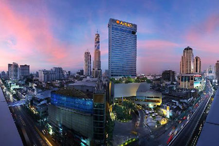 Amari Watergate Hotel nằm tại trung tâm thành phố Bangkok, gần đường Sukhumvit. Amari Watergate cách Central World Plaza và chợ Pratunam chỉ vài bước chân, cách quảng trường Siam Square 5 km, cách Trung tâm Hội nghi Quốc gia Queen Sirikit 08 km,Trung tâm Triển lãm BITEC 15 km và sân bay Suvarnabhumi cách đó 40 km