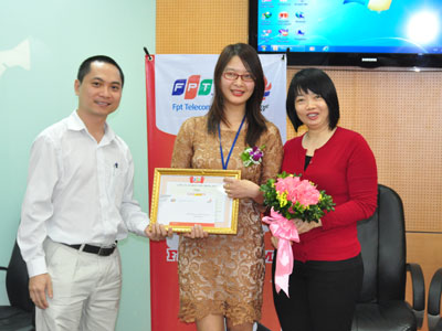 Phó TGĐ FPT Telecom Hoàng Trung Kiên và Vũ Mai Hương trao bằng khen, phần thưởng và hoa cho từng cá nhân xuất sắc.