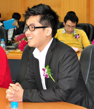 Nguyễn Thanh Tùng bày tỏ sự tri ân tới Ban lãnh đạo công ty đã quan tâm và ghi nhận những đóng góp của mỗi cá nhân.