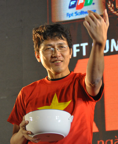 TGĐ FPT Software Nguyễn Thành Lâm mời lãnh đạo và khách hàng lên sân khấu.