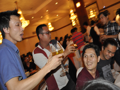 Anh Phạm Công Hoàng (áo xanh, trái), phó tổng giám đốc FPT Online, cùng nâng ly với nhân viên.