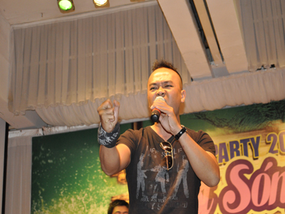 Anh Trần Đức Cường khuấy động không khí bằng 3 bài hát rock.
