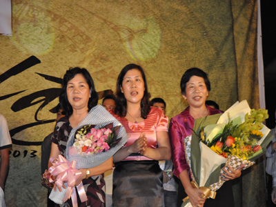 Chị Nguyễn Thị Phương (bìa trái), cán bộ lão thành, nhận hoa và quà kỉ niệm từ chị Trương Thanh Thanh (GĐ FPT HCM, bìa phải).