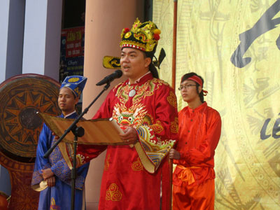 Trạng nguyên đọc Sớ trong lễ sắc phong tại Hội làng FPT 2012. Ảnh: Thanh Nga.