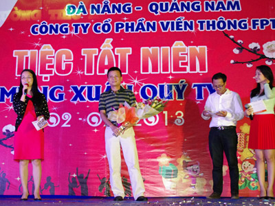 PTGĐ FPT Chu Thanh Hà trao giải Cá nhân xuất sắc cấp tập đoàn cho PGĐ Vùng 4 Bùi Ngọc Khánh.