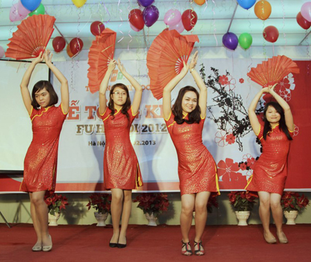 Tiết mục múa Đêm Thượng Hải, Viện Quản trị Kinh doanh FPT (FSB).