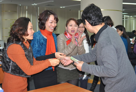 CBNV FPT hào hứng khi nhận tiền mừng tuổi từ Chủ tịch Trương Gia Bình trong ngày đi làm đầu tiên trong năm mới 2012.