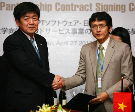 GĐ bộ phận Hệ thống thông tin công cộng Hitachi, Nobuyuki Toda ký hợp đồng hợp tác chiến lược với Tổng GĐ FPT Software Nguyễn Thành Lâm. Ảnh: N.A.