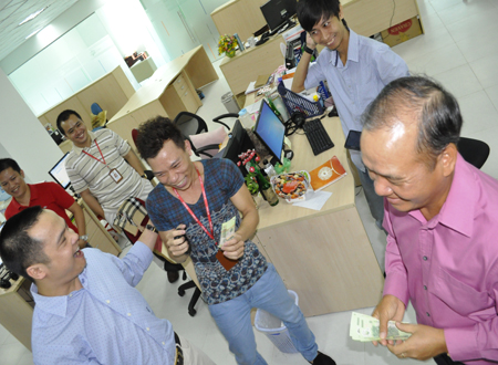 Do CBNV vây quanh quá đông nên anh Võ Như Lộc, Kiosk, FPT Online được anh Nguyễn Văn Khoa ưu ái dẫn đến giới thiệu để anh Châu mừng tuổi.