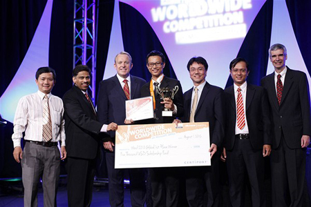 Ban tổ chức trao giải cho đương kim vô địch MOSWC 2012.