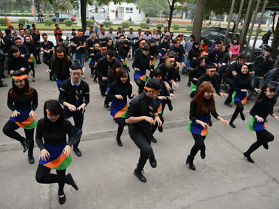 FPT Dance được các sinh viên FPT thể hiện trong ngày phát động đại lễ