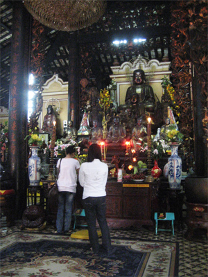 Với kiến trúc cổ nhất Sài Gòn, chùa Giác Lâm luôn thu hút đông du khách đến tham quan và chiêm bái.