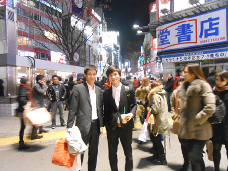 Thành Long (bên trái) trong một ngày cuối năm tại Nhật Bản.