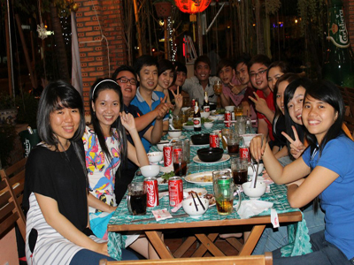 Tranh thủ hết ca, chị Thoa (thứ 2 từ trái qua) tổ chức tiệc tân niên cùng đồng nghiệp tại FPT Shop Bình Dương. Ảnh: NVCC.