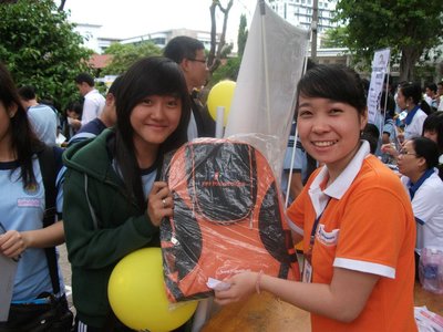 Nữ sinh THPT Nguyễn Thái Bình vui vẻ khi được nhận phần quà may mắn từ FPT Polytechnic. Ảnh: Đình Cường