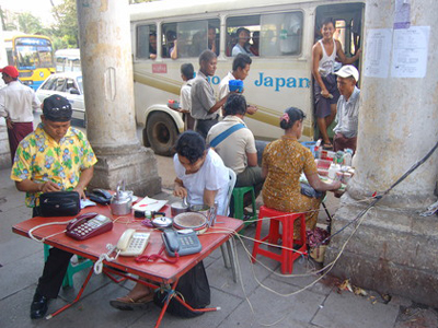 Những bàn dịch vụ điện thoại là hình ảnh thường thấy tại các đường phố ở Myanmar.