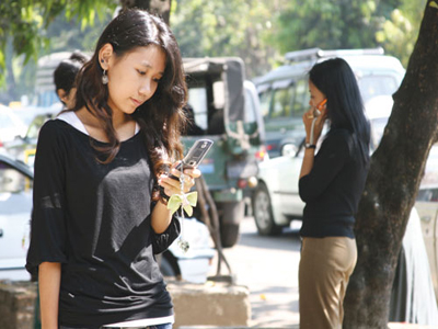 Tại Myanmar, dịch vụ điện thoại di động hiện rất đắt đỏ với phí thuê bao khoảng 250 USD/tháng.