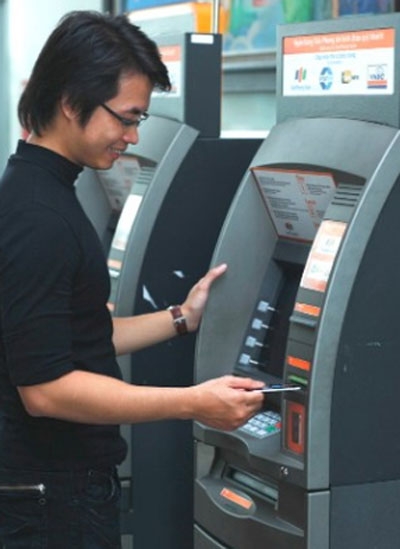 CBNV trả lương qua tài khoản TienPhongBank được miễn phí giao dịch ATM. Ảnh: S.T.