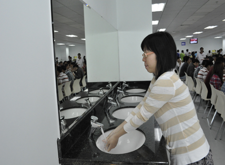Căn-tin bố trí 3 hệ thống bồn rửa để CBNV có thể rửa tay trước và sau khi ăn.