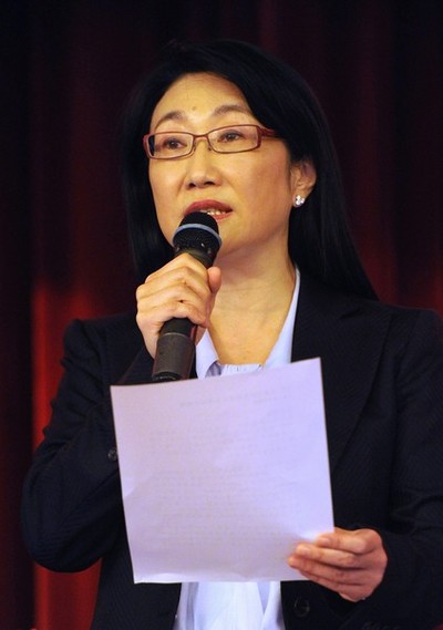Wang đã trải qua một năm khó khăn với khủng hoảng tài chính và cạnh tranh khốc liệt với Apple và Samsung. Kết quả quý hai cho thấy doanh thu của HTC đã giảm xuống 50%, và tài sản cá nhân của bà bị lỗ 3 tỉ đô.