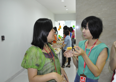 Chị Huỳnh Thu Thanh (phải), Trưởng phòng Nhân sự và chị Đặng Lan Anh, Phó phòng Marketing, Khối Game vừa thưởng thức trái cây vừa tranh thủ trao đổi công việc.