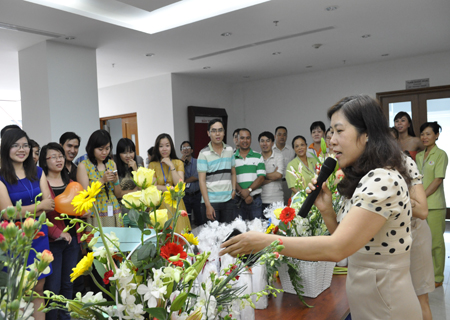 Chị Nguyễn Thanh Lê, GĐ FPT Trading HCM, thay mặt chị em đánh giá phần thi của các đội.