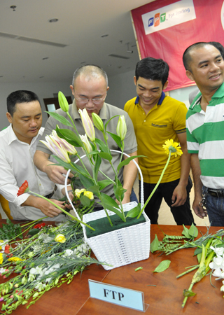 Sau khi các thành viên chính thức không thành công, anh Trần Hoài Quốc, Chủ tịch FPT Trading ra tay với tác phẩm mang chủ đề Sung sướng.