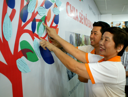 Giám đốc FPT HCM Trương Thanh Thanh ủng hộ cây thiện nguyện trong chương trình FPT Vì cộng đồng 13/3/2012. Ảnh: C.T.
