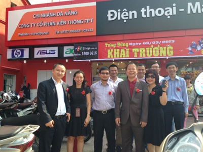 Đại diện lãnh đạo các đơn vị FPT tại Đà Nẵng chụp hình lưu niệm trước trụ sở của FPT Telecom Đà Nẵng và FPT Shop Lê Duẩn.