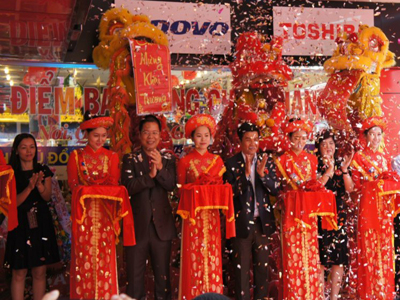 Ban lảnh đạo FPT Retail và đại diện chính quyền thành phố Đà Nẵng cắt băng khai trương FPT Shop 318 Lê Duẩn.