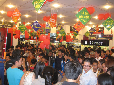 Đông đảo khách hàng tới tham quan và mua sắm tại cửa hàng trong ngày đầu khai trương.