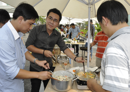 Anh em Trung tâm Nghiên cứu và phát triển, FPT Telecom tập trung nấu món ngon trong cuộc thi Nấu ăn chiều 8/3.
