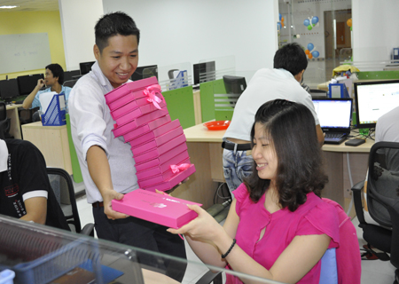 Anh Lê Ngọc Thanh, Ban Đảm bảo Chất lượng, FPT Online khệ nệ bưng chồng quà đến từng bàn để tặng chị em.