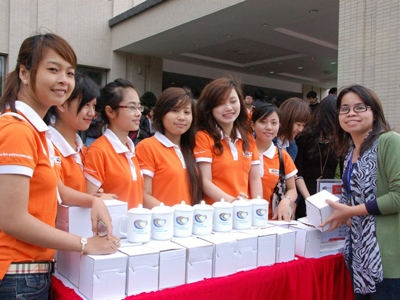 Bán cốc gây quỹ trong chương trình FPT Vì cộng đồng 13/3/2012 tại Đà Nẵng.