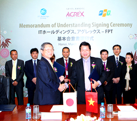 TGĐ IT Holdings, Okamoto Susumu và Chủ tịch HĐQT kiêm TGĐ FPT, Trương Gia Bình ký biên bản hợp tác.