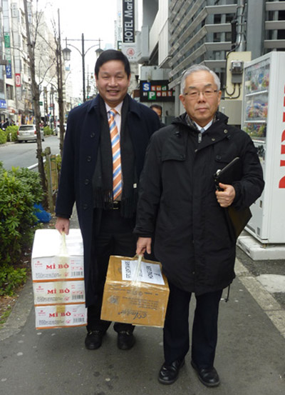 Anh Bình cùng bác Ogawoa đi thăm và động viên các khách hàng Nhật. Ảnh: C.T.