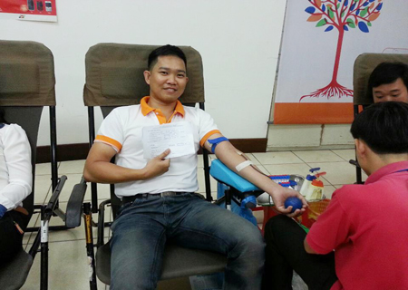 Anh Trần Thanh Tùng, Trưởng phòng Kinh doanh, FPT Telecom Cần Thơ tham gia hiến máu.