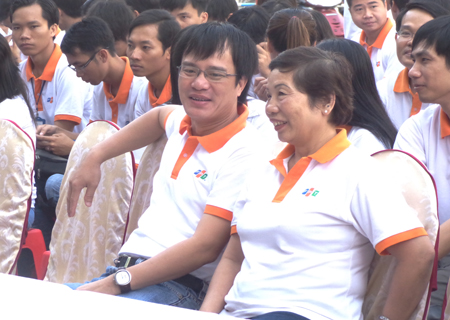 Chị Thanh và anh Huỳnh Trọng Nguyễn, TGĐ FPT Trading Mekong vui vẻ khi thấy CBNV nhiệt tình tham gia các chương trình trong sự kiện Ngày FPT Vì cộng đồng.