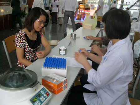 Chị Phạm Thị Tú, FPT IS ERP, là người đầu tiên tham gia hiến máu trong chương trình. Ảnh: Thanh Nga.