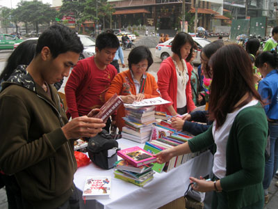 Gian hàng sách của CLB Nhân Ái Hà Nội bán được rất nhiều sách.