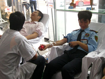 Lê Đình Hải (áo xanh) vui vì được hiến máu cứu người.