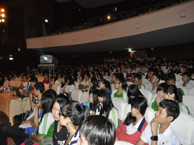 Hơn 500 khán giả phủ kín hội trường và chăm chú lắng nghe nội dung hội thảo