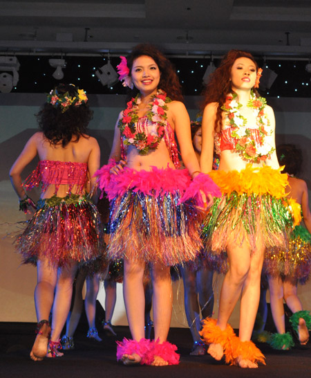 Các cô gái trong trang phục đặc trưng của Hawaii.