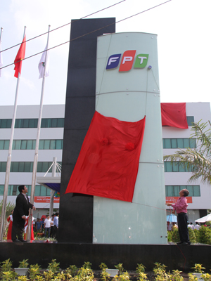 Anh Bình và anh Châu cùng kéo màn đỏ đánh dấu sự hiện diện của tòa nhà FPT tại Khu Chế xuất Tân Thuận, quận 7, TP HCM.