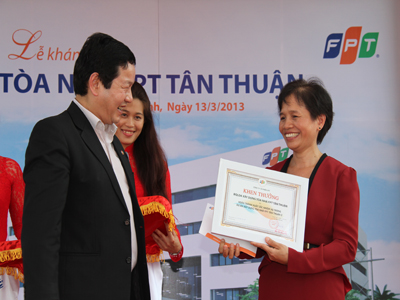 Chị Phạm Thị Thanh Toan vui vẻ khi nhận giấy khen từ anh Trương Gia Bình.